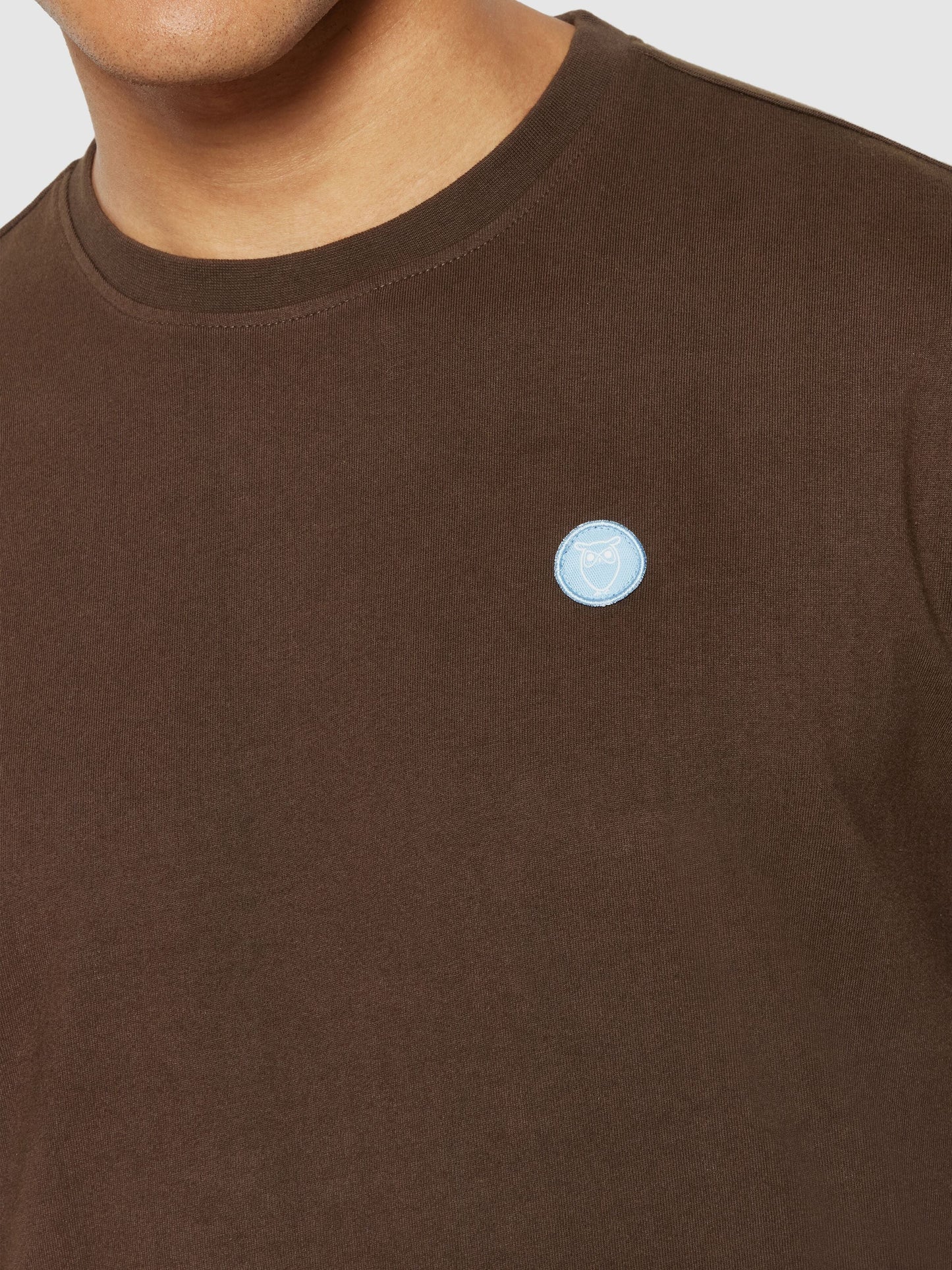 T-shirt uni en coton biologique | marron "loke badge tee - 1243 demitasse (brown)"