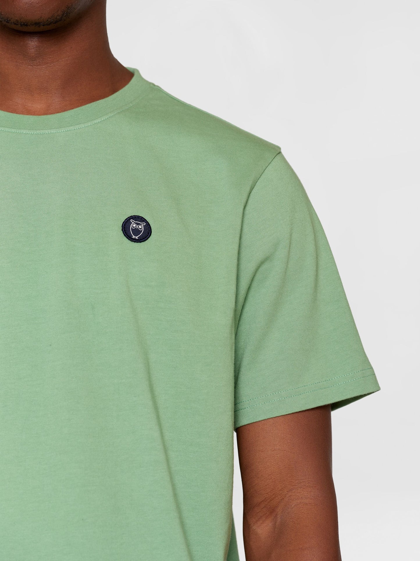 T-shirt en coton bio | vert "loke badge tee shale green"
