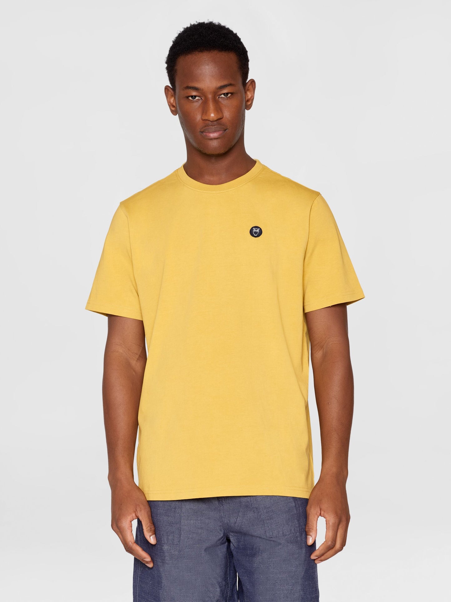 T-shirt en coton bio | jaune "loke badge tee olivenite"