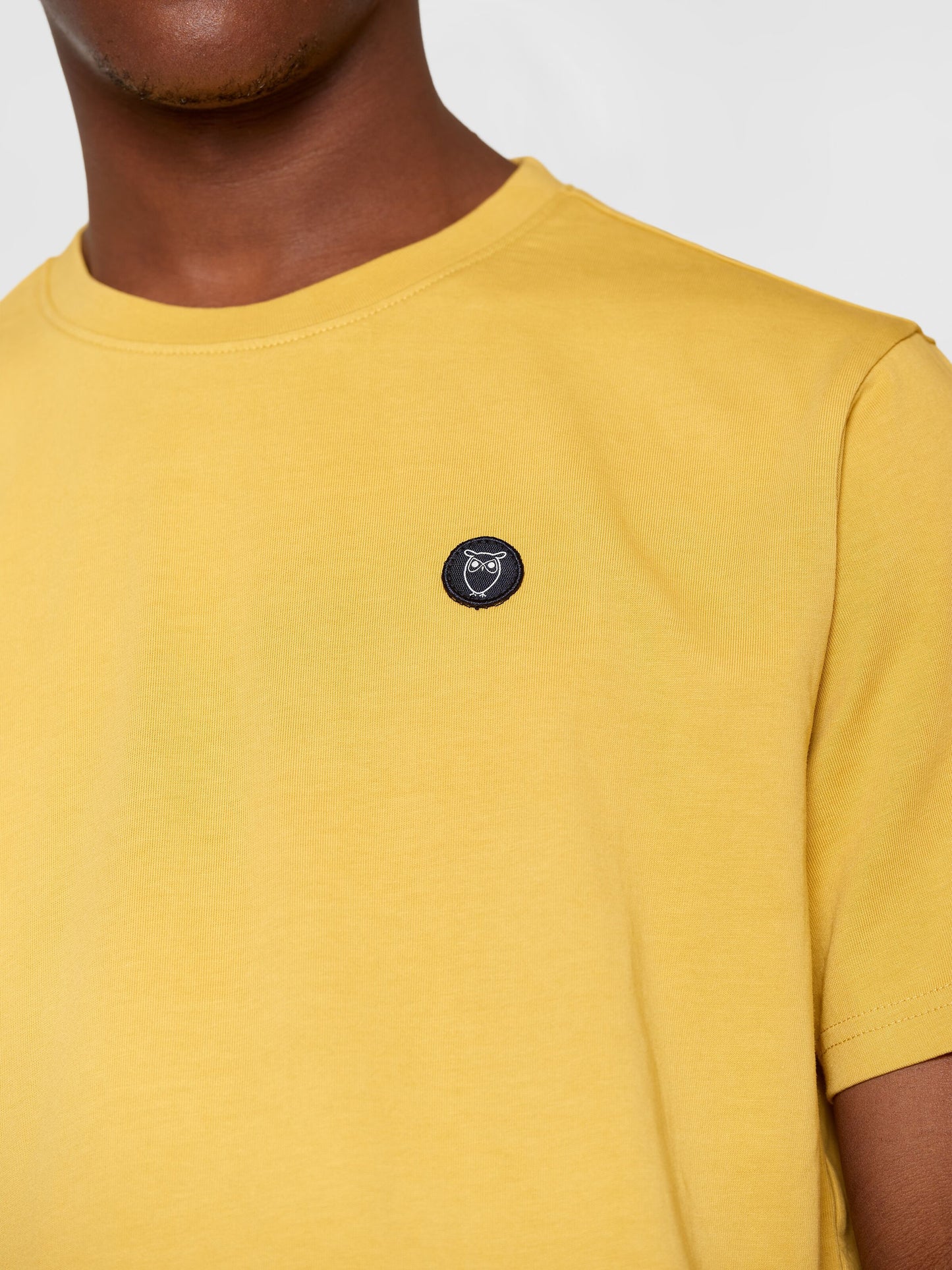 T-shirt en coton bio | jaune "loke badge tee olivenite"