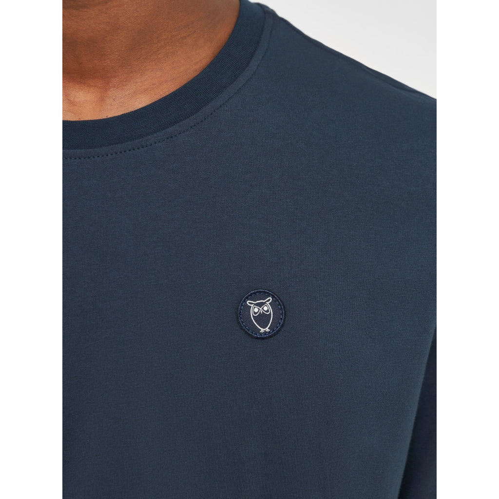 T-shirt à badge brodé en coton bio | Marine "badge tee total eclipse"