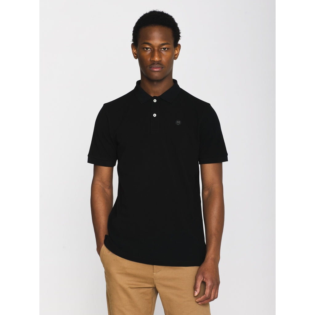 Polo brodé en coton bio | noir "toke basic badge polo black jet"
