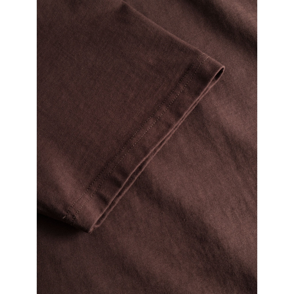 T-shirt à badge brodé en coton bio | Acajou "badge tee deep mahogany"