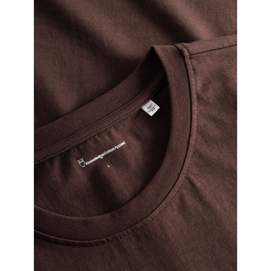 T-shirt à badge brodé en coton bio | Acajou "badge tee deep mahogany"