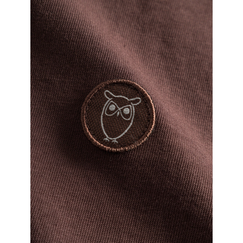 T-shirt à badge brodé en coton bio | Acajou "badge tee deep mahogany"