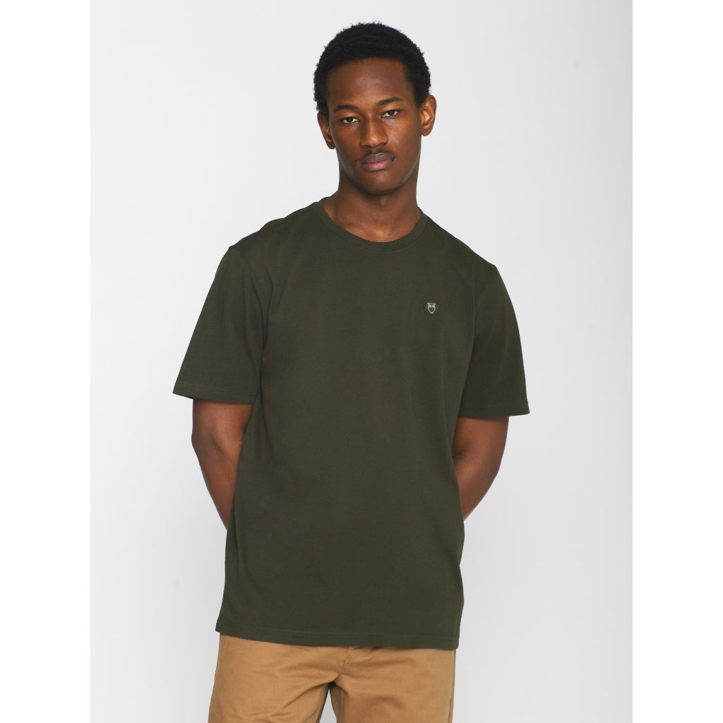 T-shirt à badge brodé en coton bio | Vert forêt "badge tee forrest night"