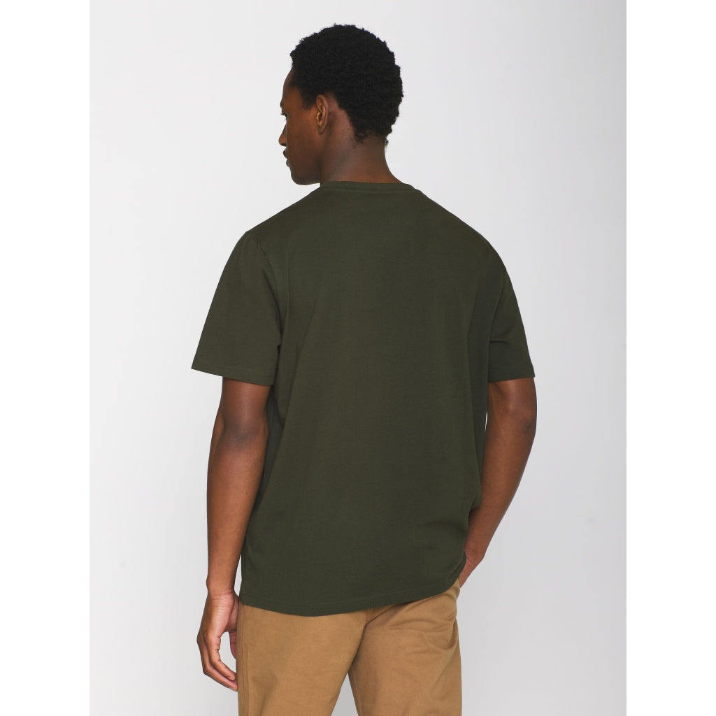 T-shirt à badge brodé en coton bio | Vert forêt "badge tee forrest night"