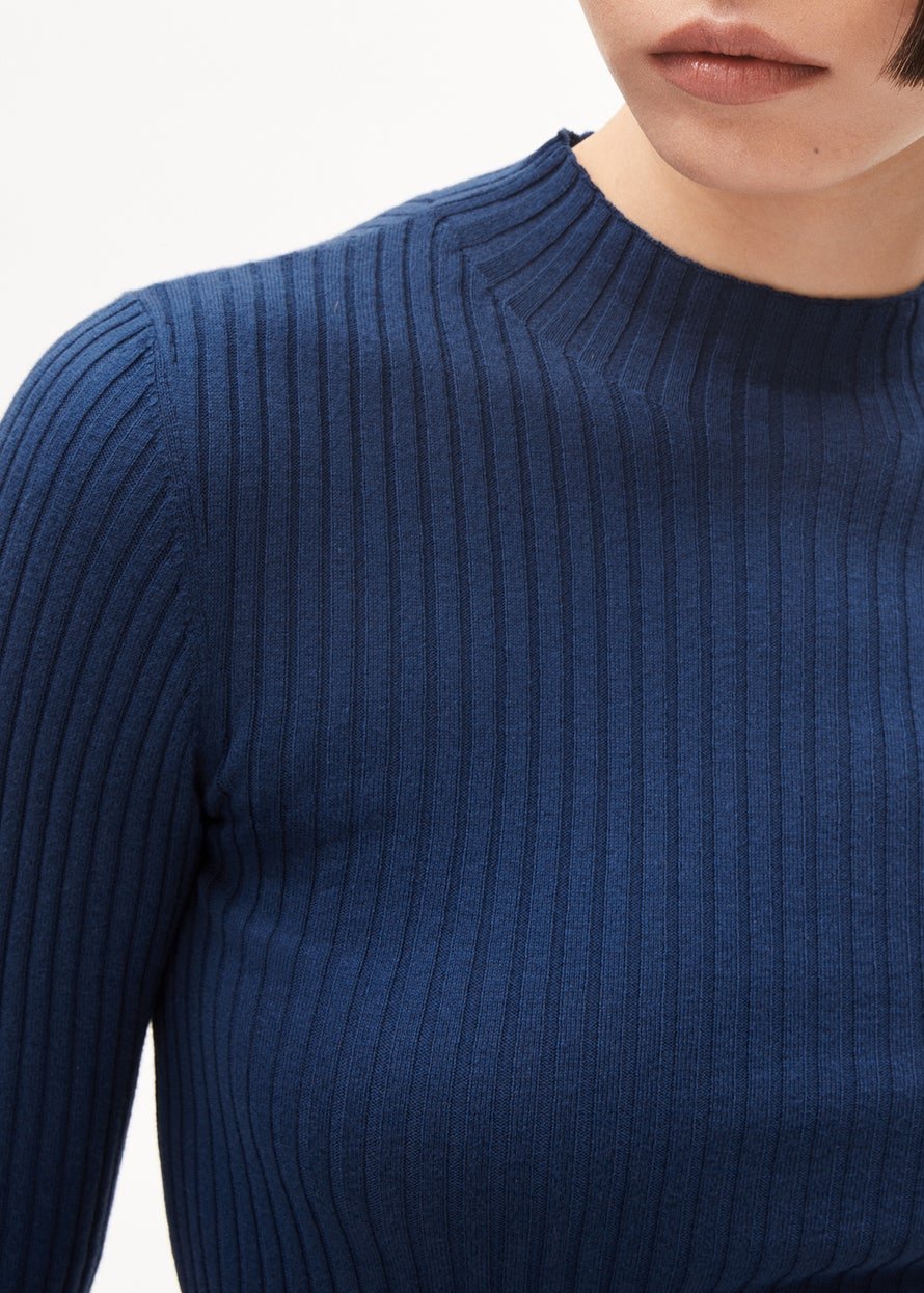 Sous-pull côtelé en coton bio | bleu "alaania faded indigo"