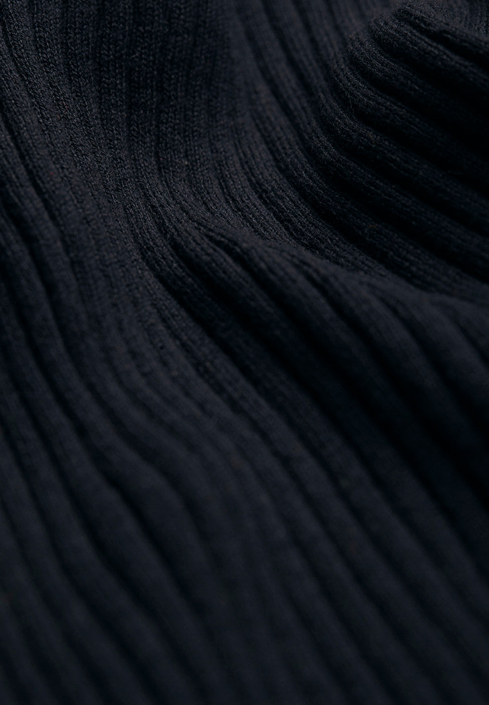 Sous-pull côtelé en coton bio | noir "alaania black"