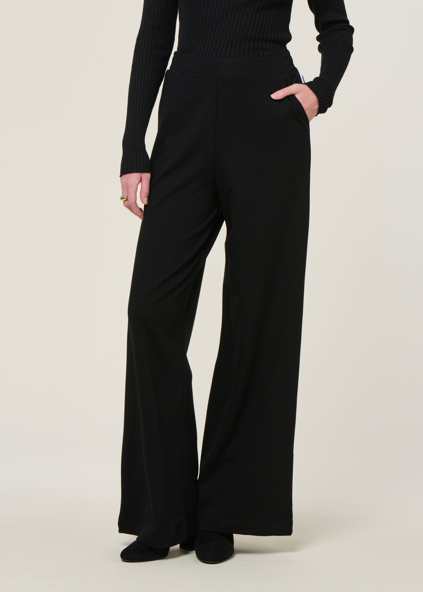 Pantalon noir en ecovero et matière recyclée | noir "himaari black"