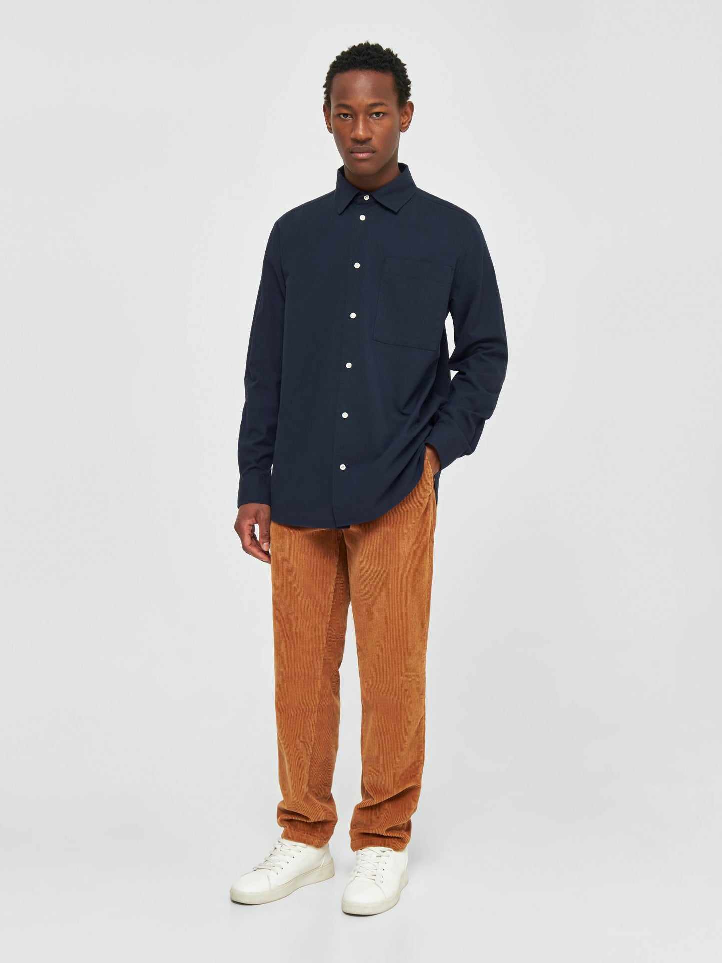 Pantalon droit velours en coton bio | camel "chuck regular corduroy chino brown sugar"