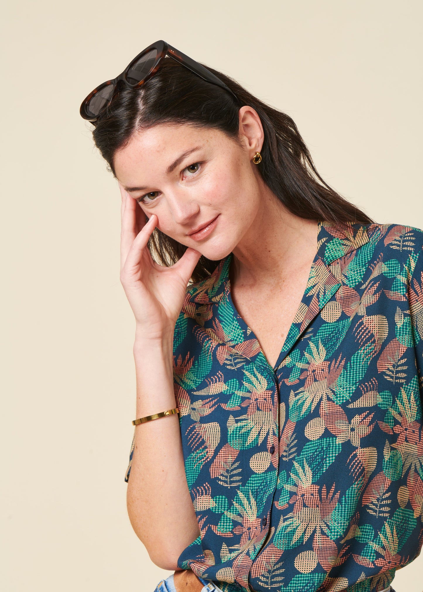 Chemisette à motifs en ecovero | bleu "flower vichy aloha blouse navy"