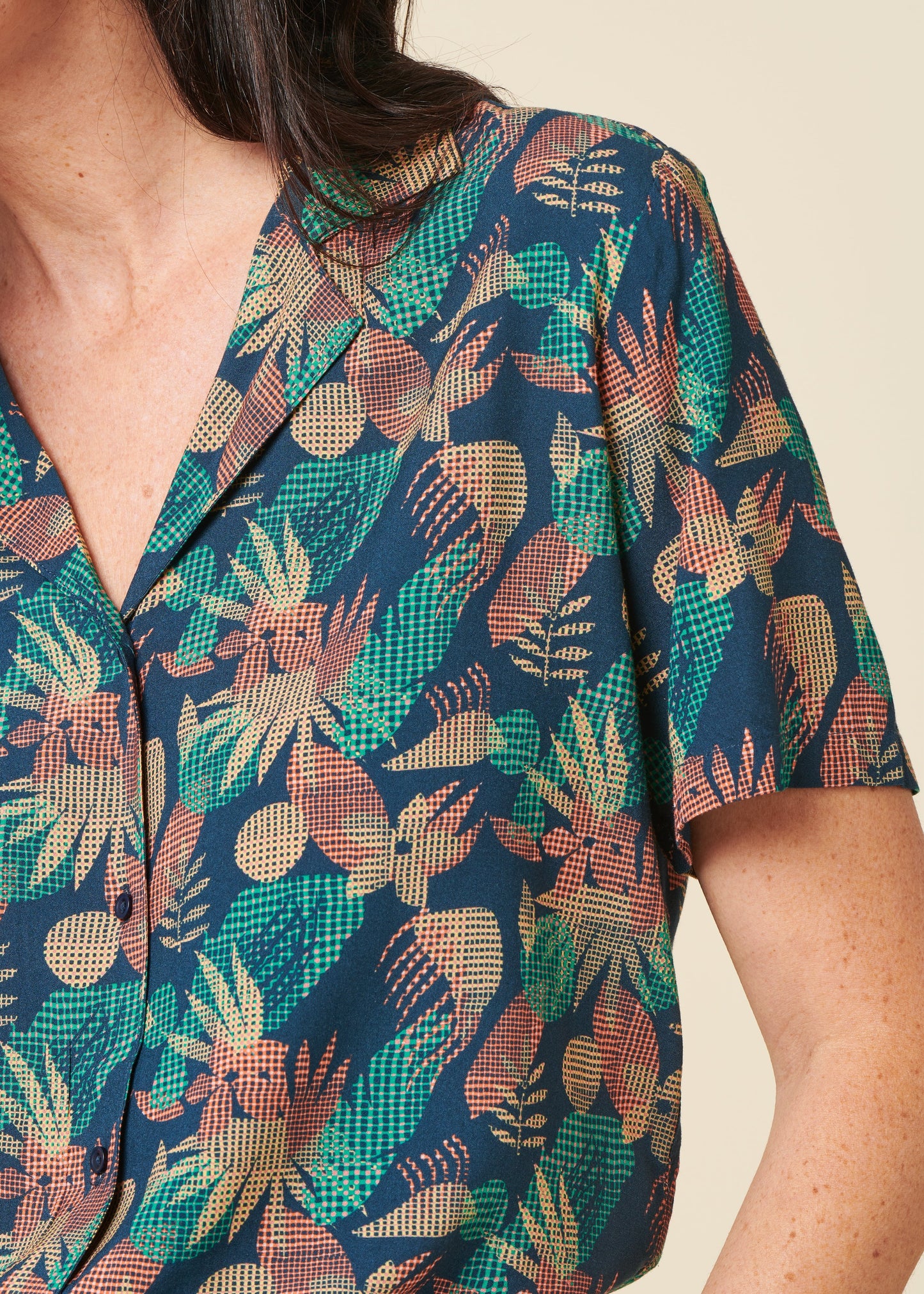 Chemisette à motifs en ecovero | bleu "flower vichy aloha blouse navy"