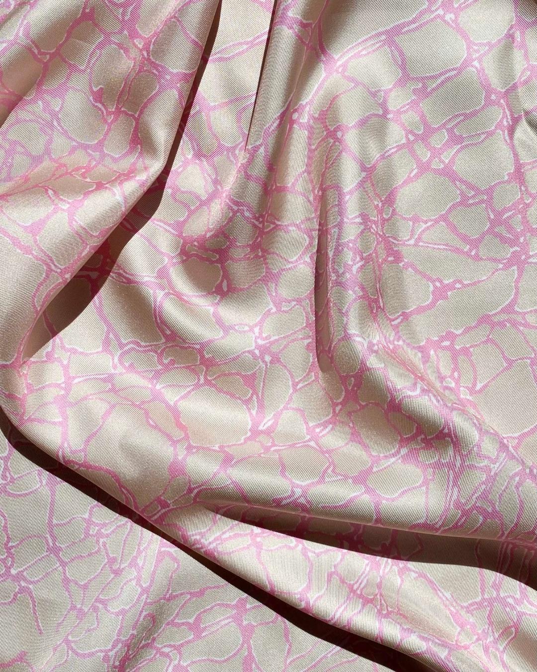 Chouchou marbré rose en soie upcyclée - petit