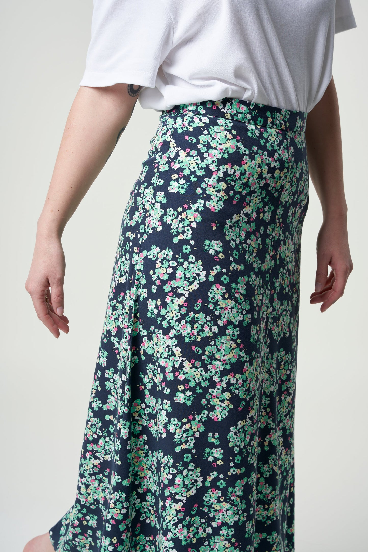 Jupe longue fleurie en ecovero - saalanja ditsy floral night sky