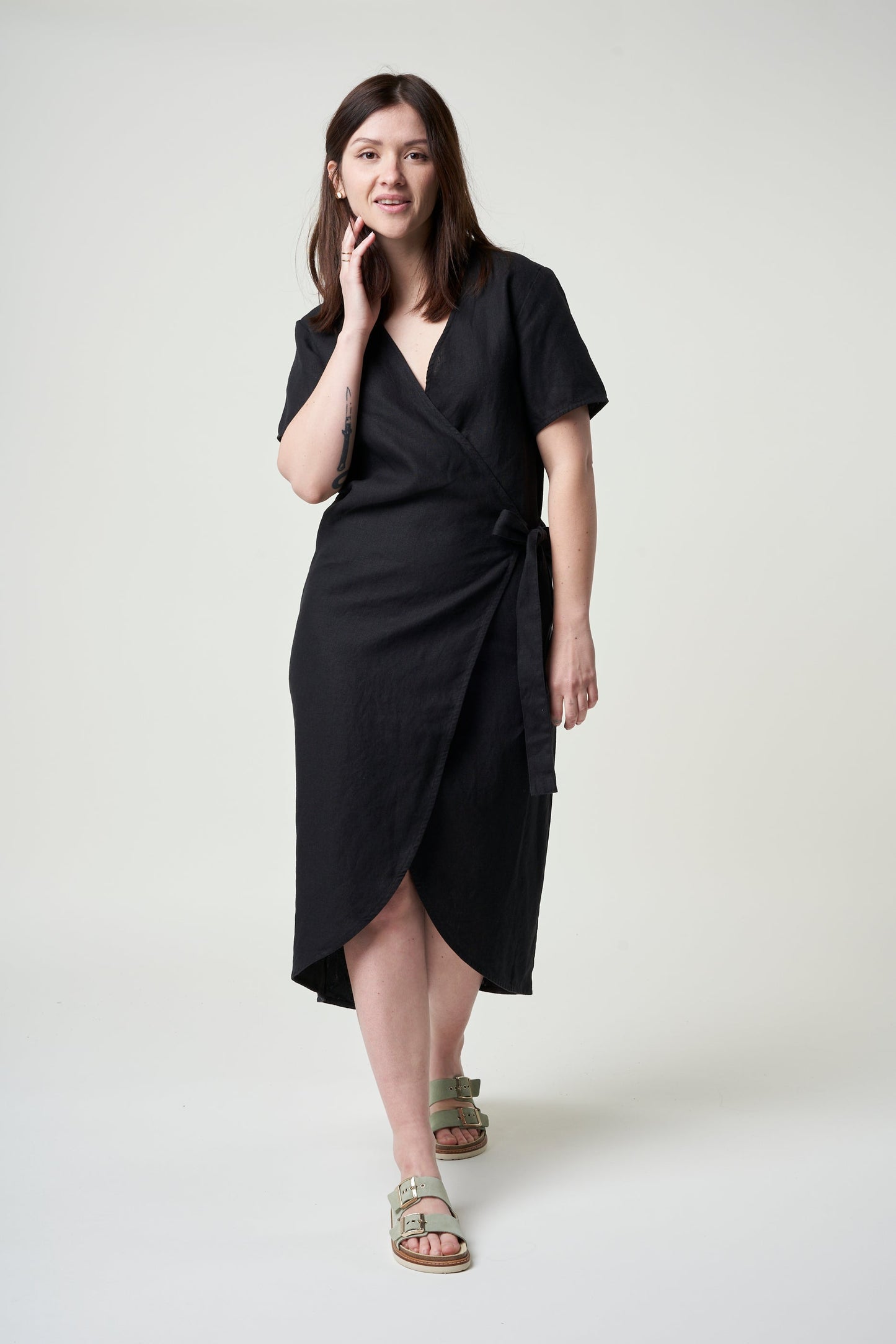Robe portefeuille noire en lin bio - linen wrap dress black jet