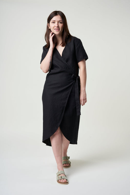 Robe portefeuille noire en lin bio - linen wrap dress black jet