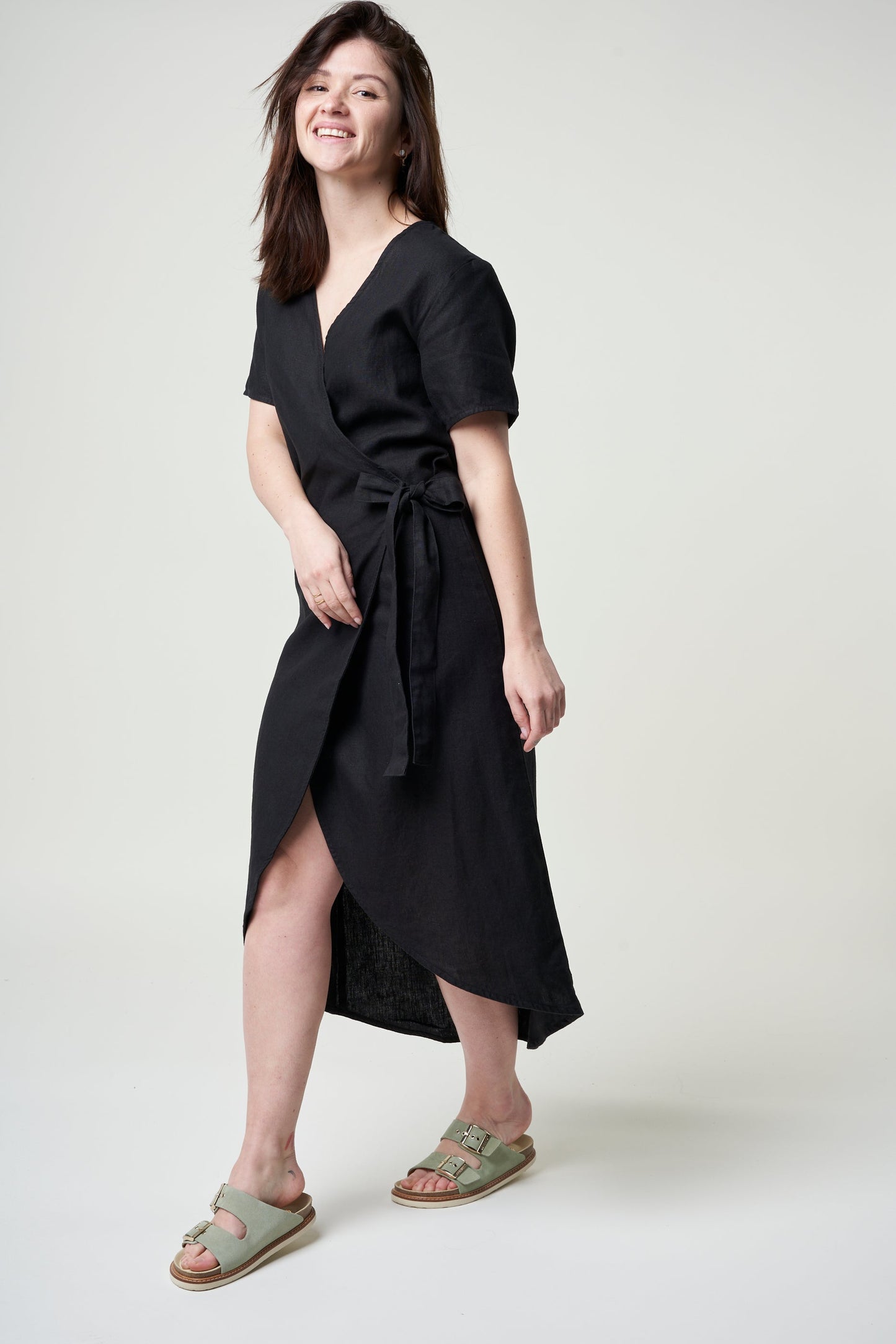 Robe portefeuille noire en lin bio - linen wrap dress black jet