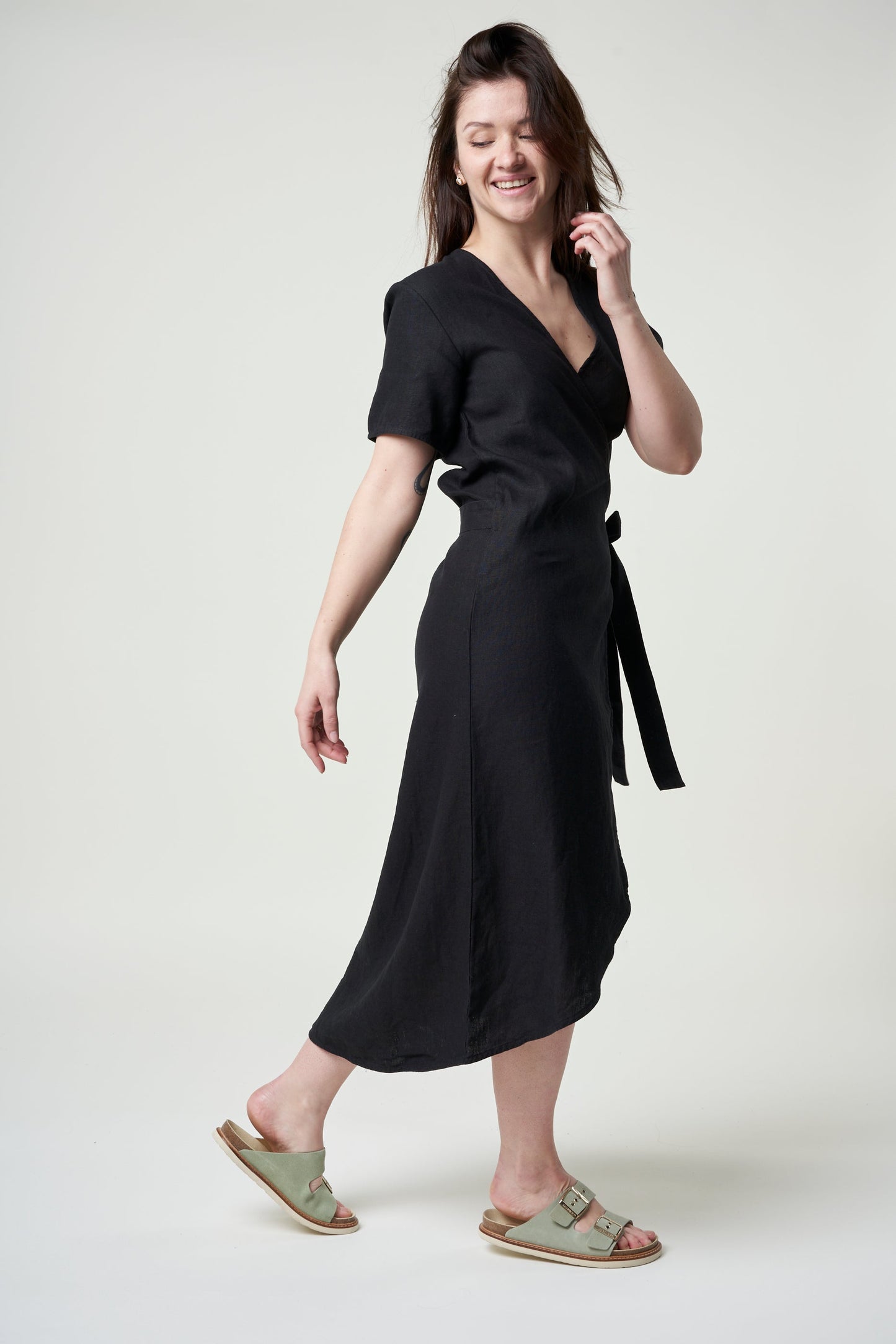 Robe portefeuille noire en lin bio - linen wrap dress black jet