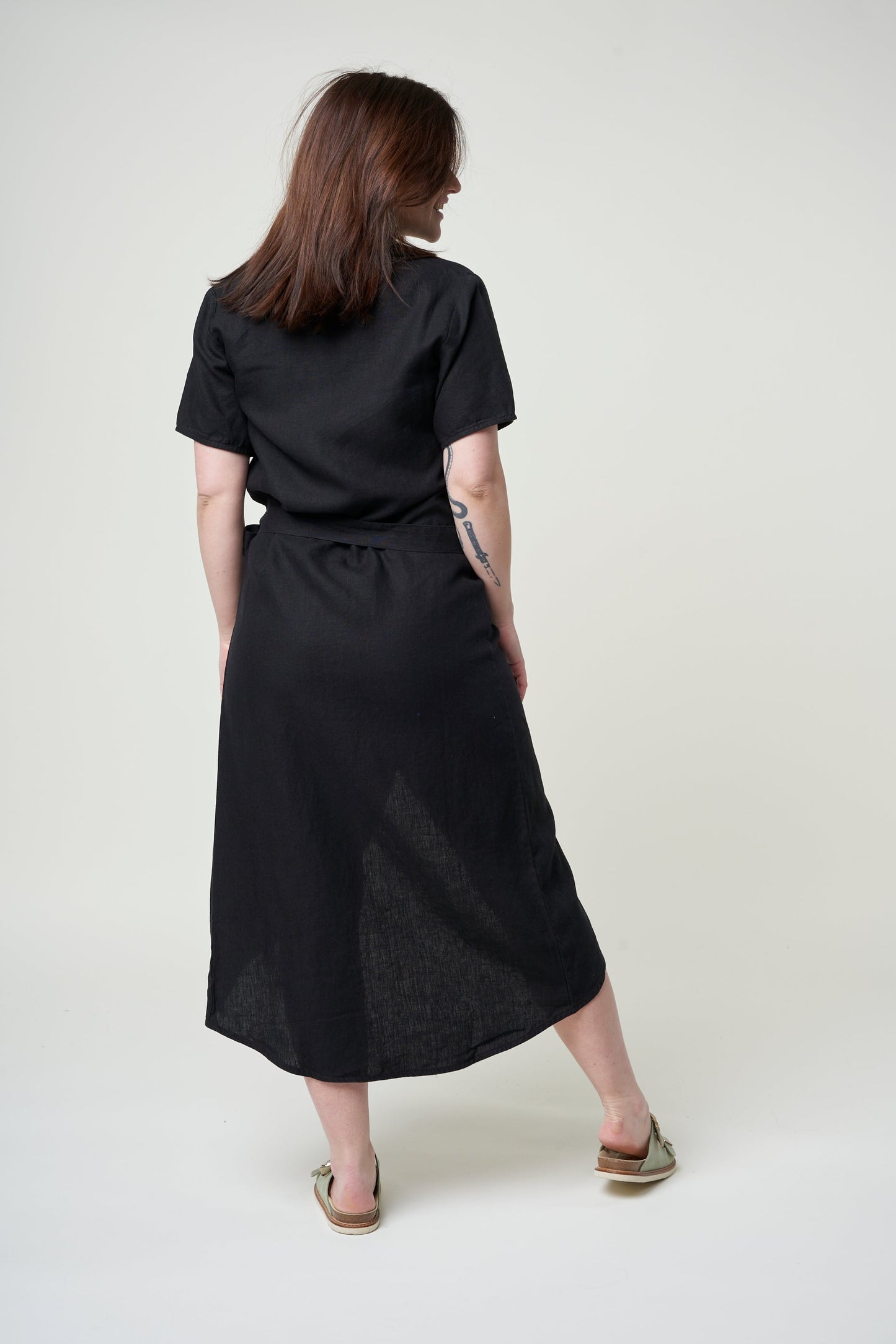 Robe portefeuille noire en lin bio - linen wrap dress black jet