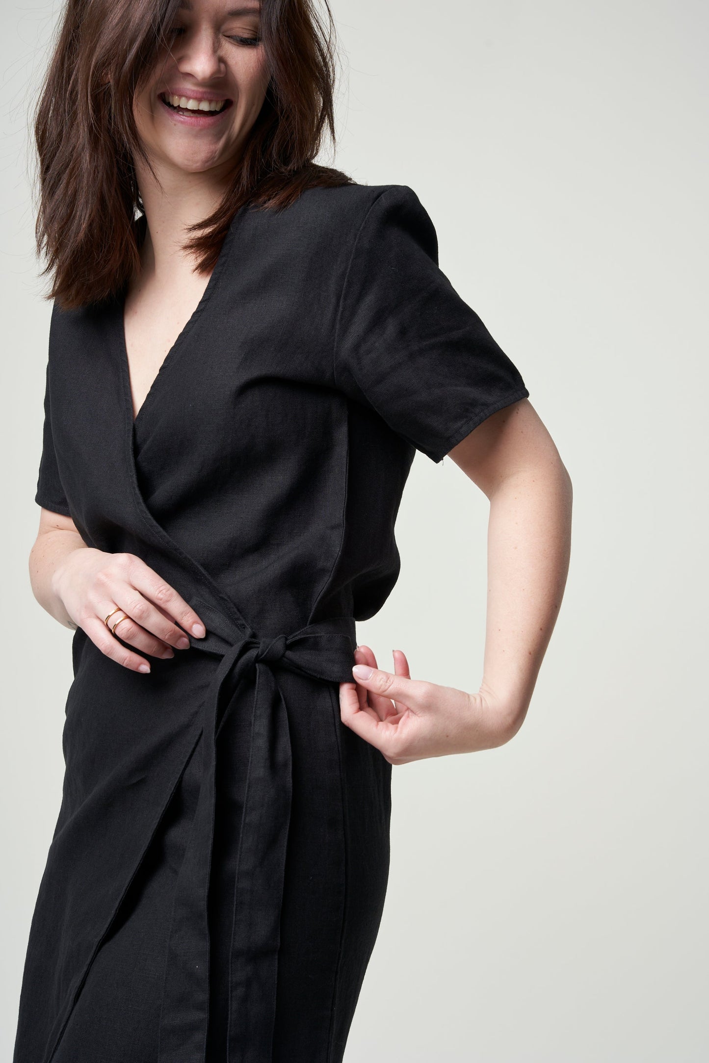 Robe portefeuille noire en lin bio - linen wrap dress black jet