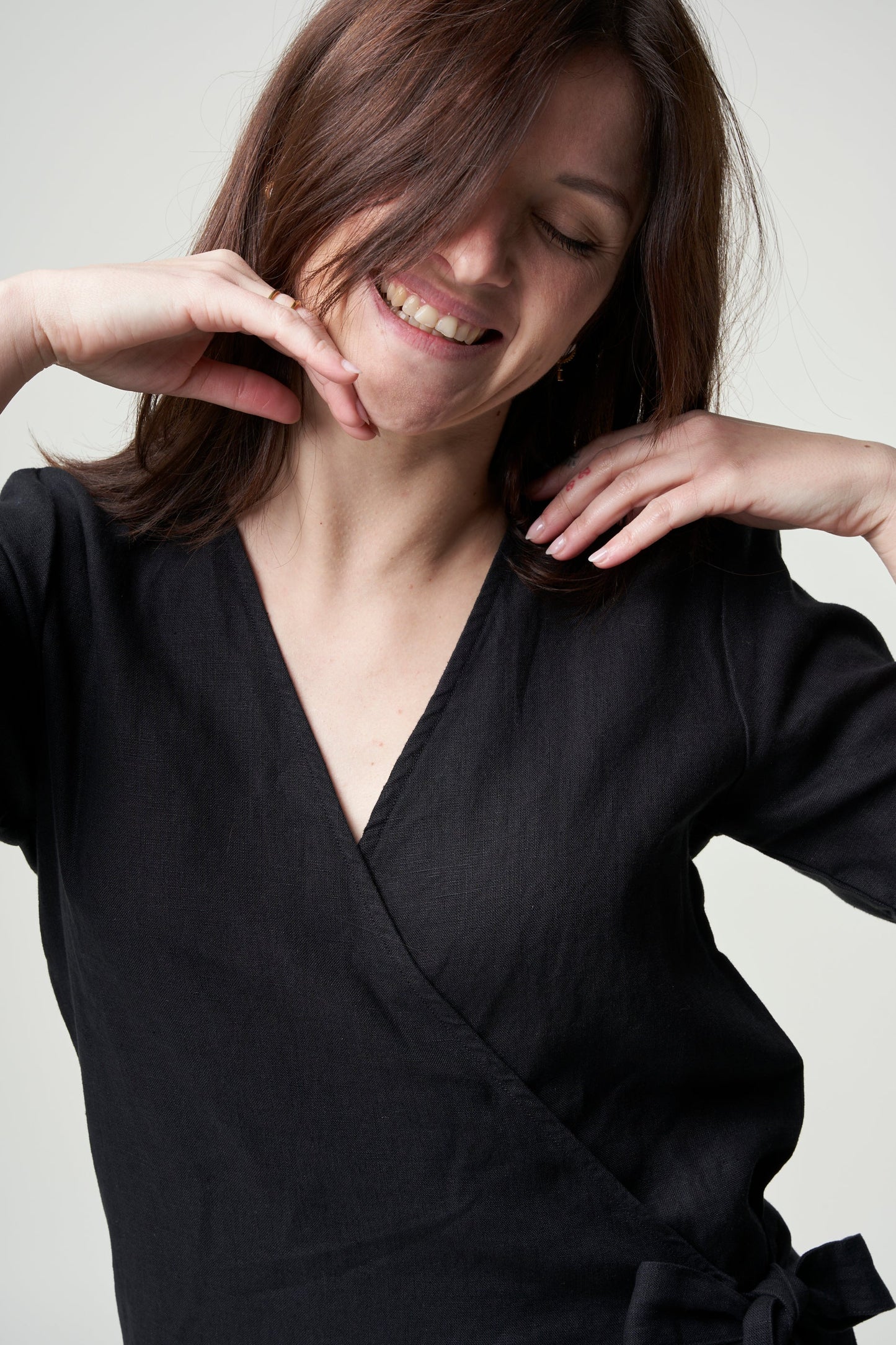 Robe portefeuille noire en lin bio - linen wrap dress black jet
