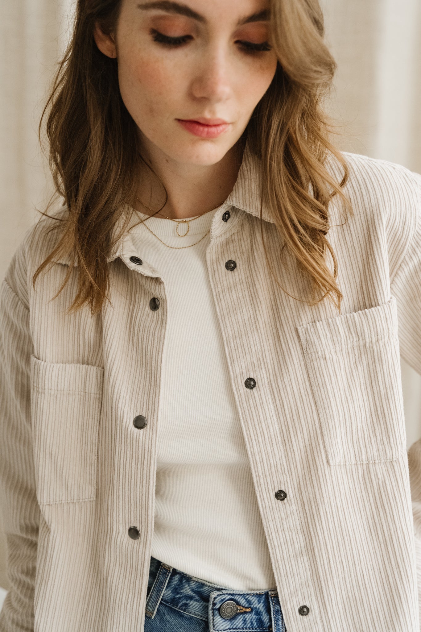 Surchemise velours en coton bio | beige "irrregular corduroy overshirt light feather gray"