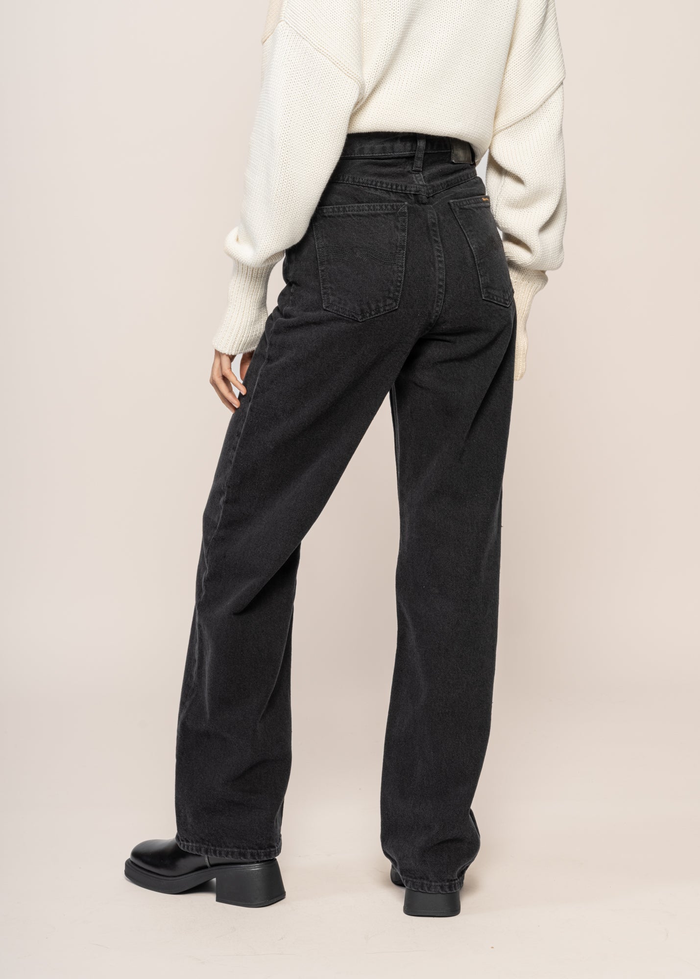 Jean ample délavé en coton recyclé | noir "clean eileen washed out black"