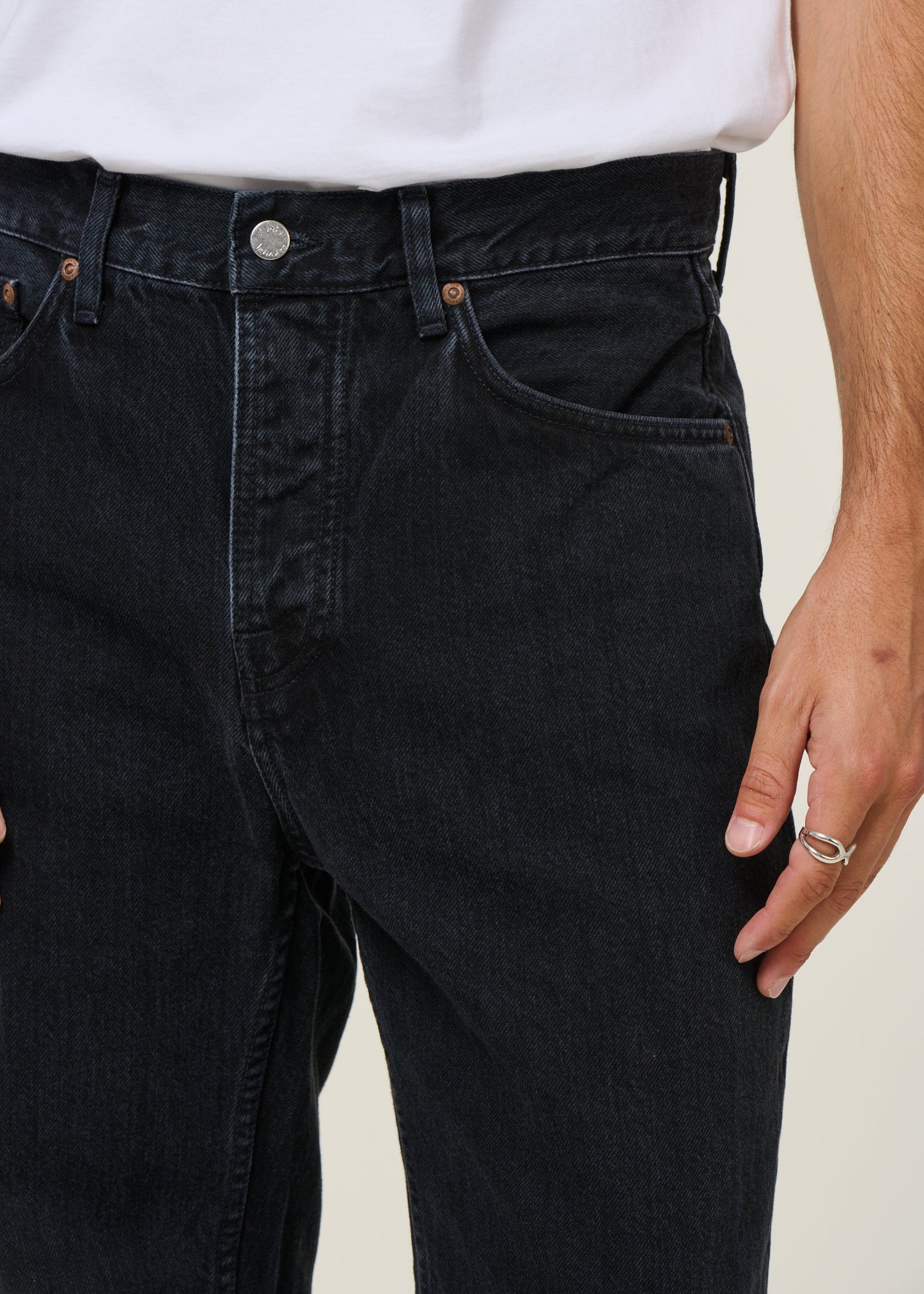 Jean droit large en coton bio | noir "tuff tony black vintage - black wash"
