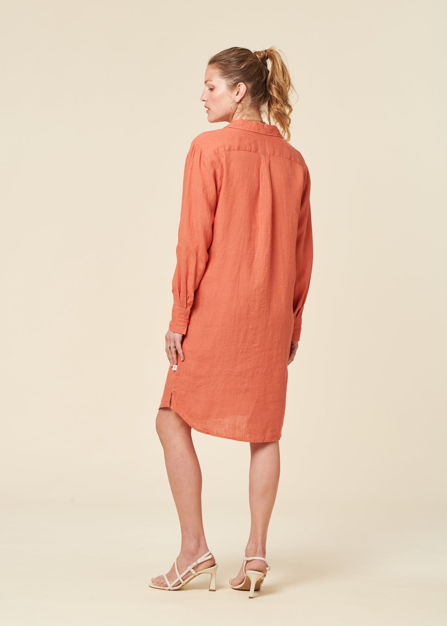 Robe chemise en lin biologique | rouge "classic linen dress langoustino"