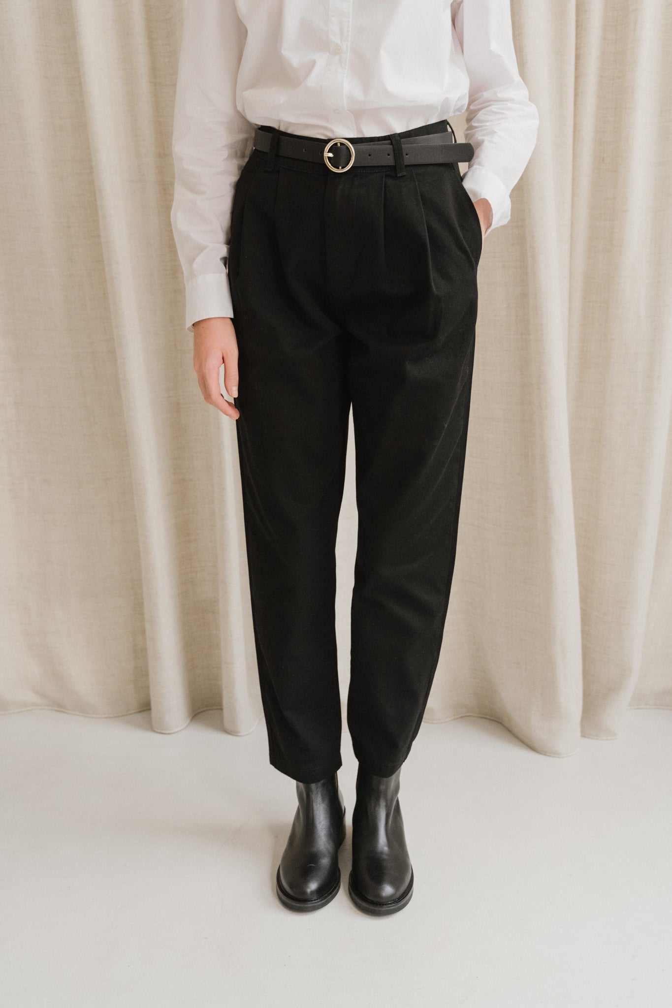 Pantalon droit à pinces en coton bio | noir 'black rina pants'