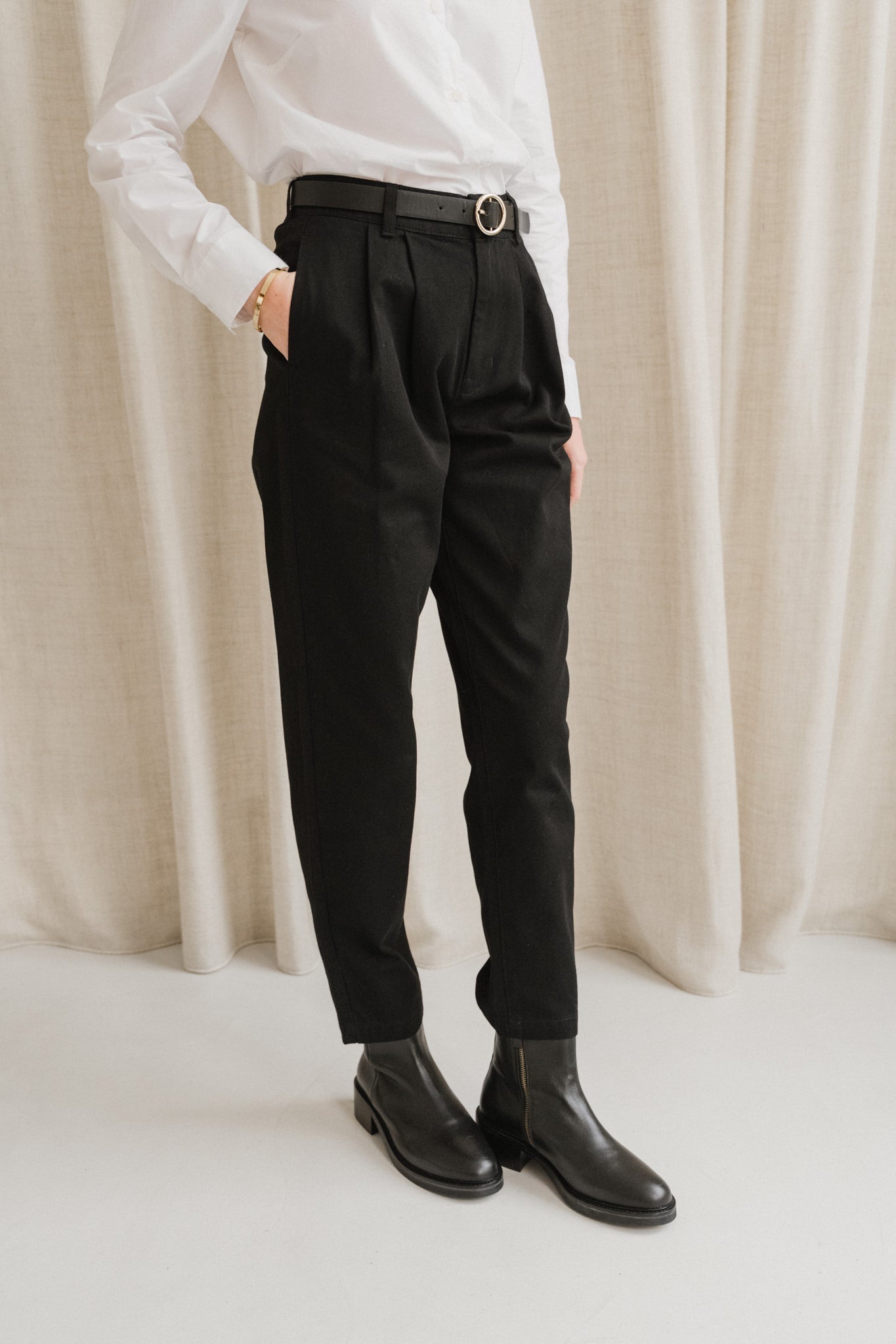 Pantalon droit à pinces en coton bio | noir 'black rina pants'