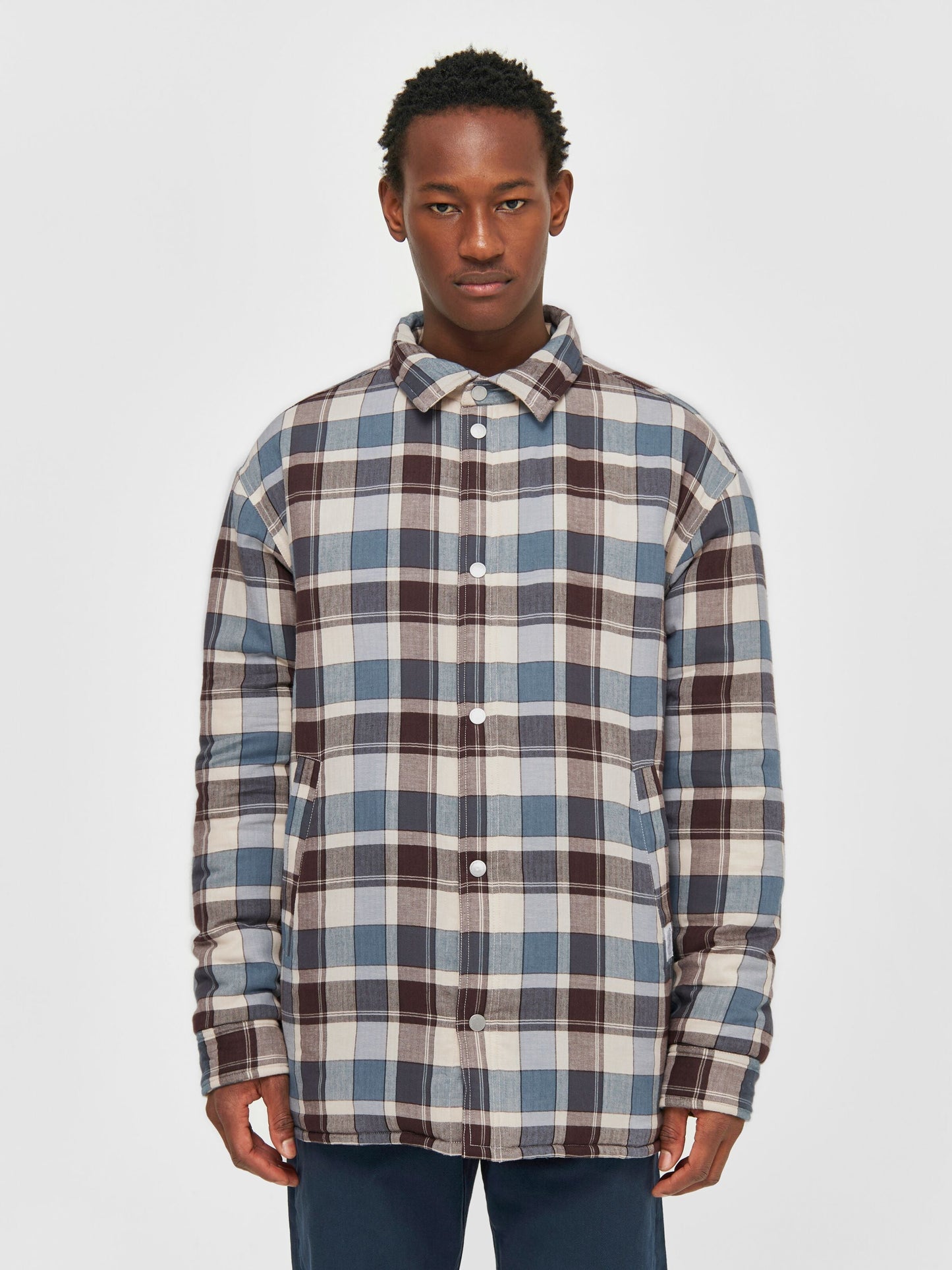 Veste matelassée en coton bio et matière recyclée | Carreaux "checked overshirt blue"