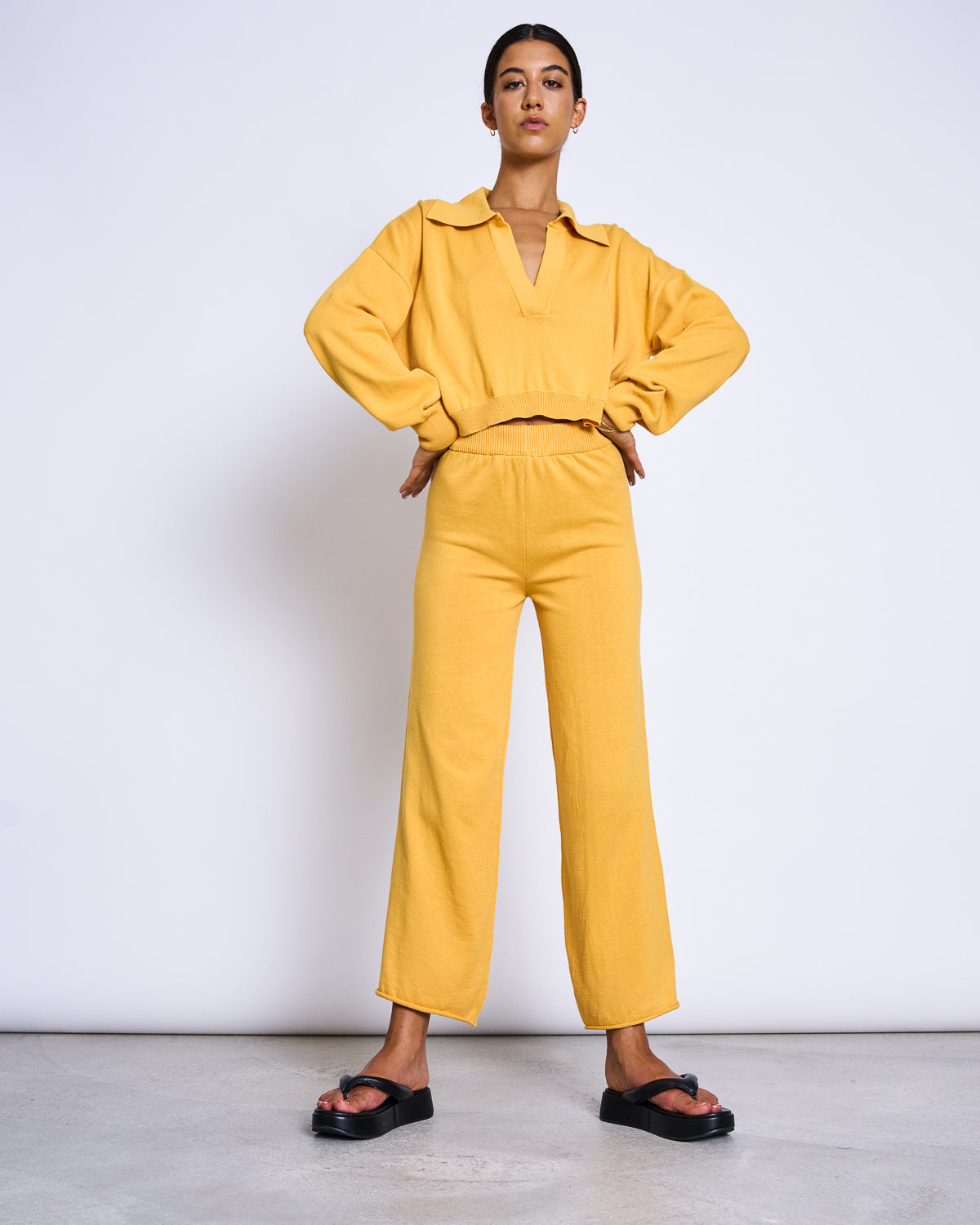 Pull ample court jaune en coton bio - almada mango