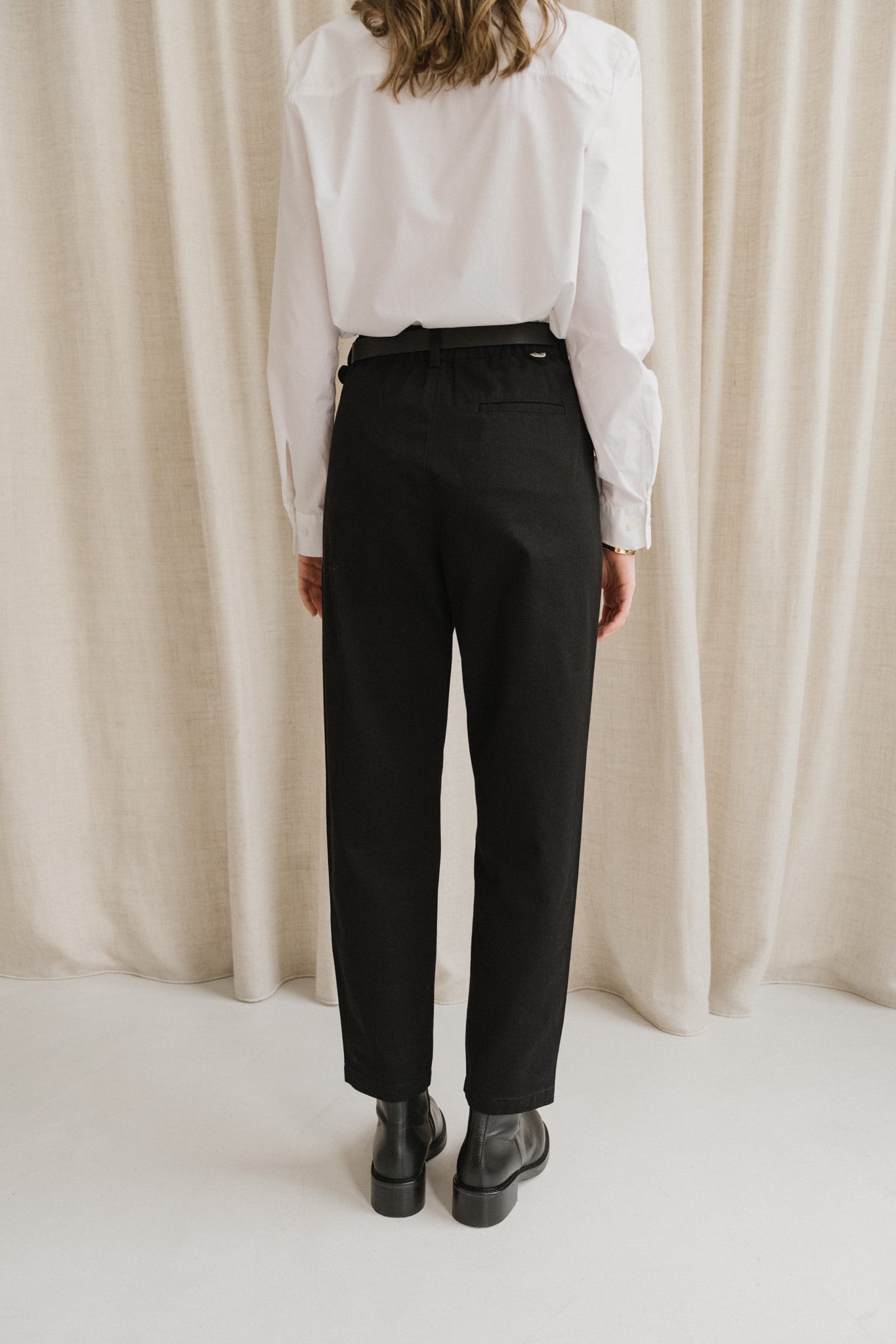 Pantalon droit à pinces en coton bio | noir 'black rina pants'