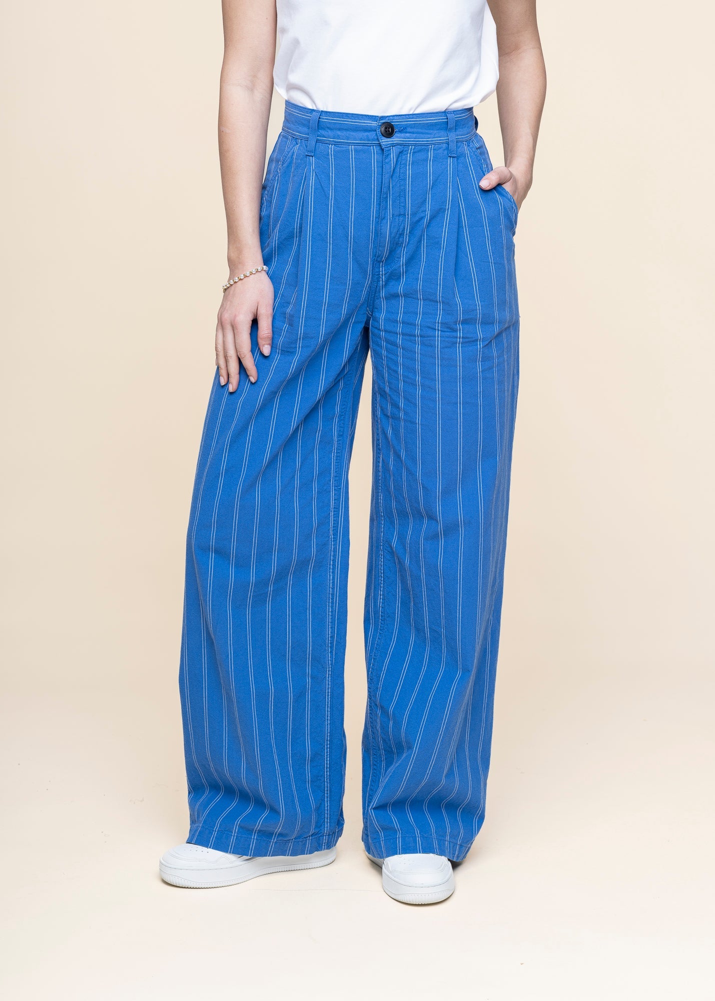 Pantalon ample rayé en coton bio | bleu "Gullan striped workwear pants - blue/offwhite"