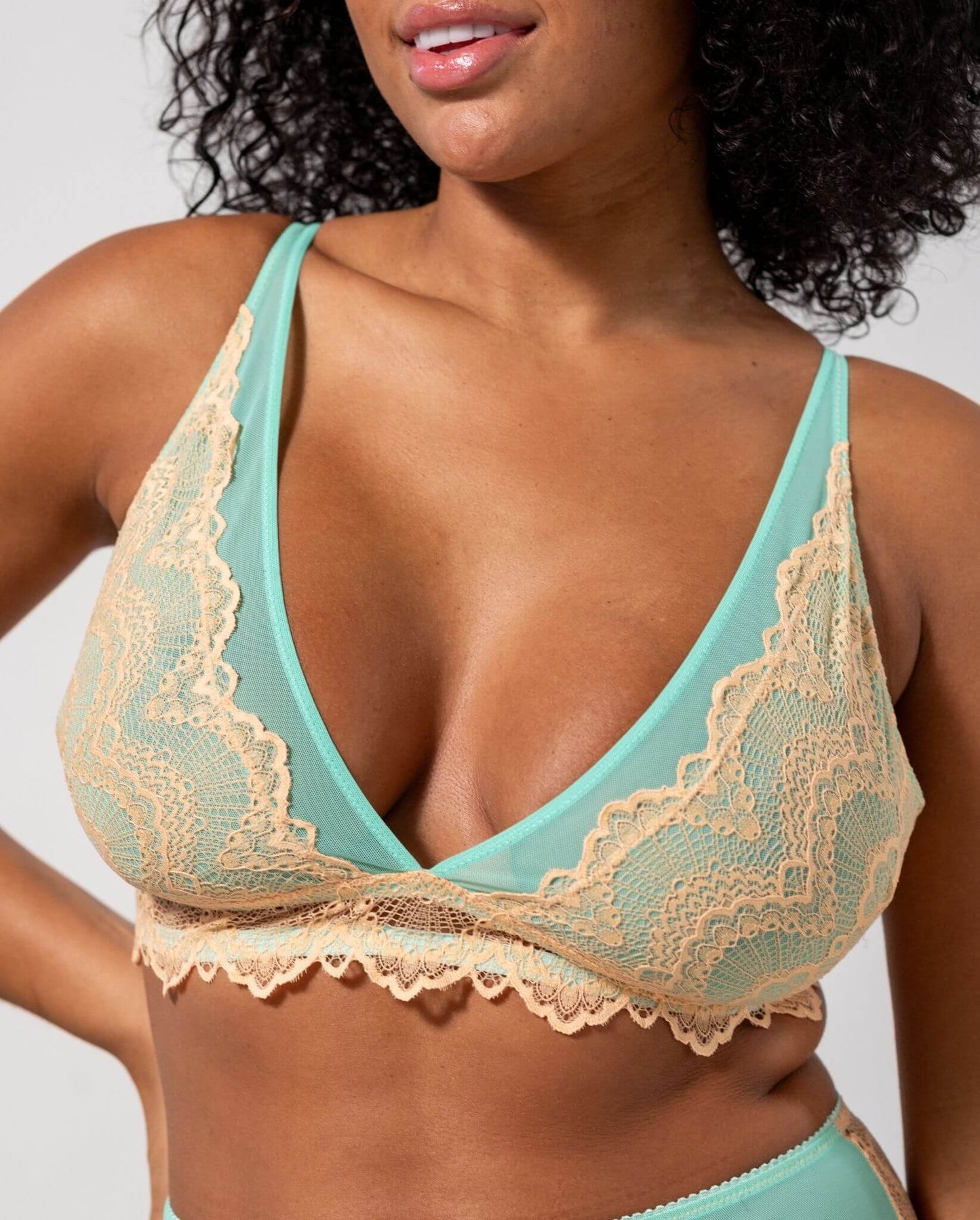 Soutien gorge triangle en matière recyclée | bicolore lace mesh plunge bralette - peach / turquoise