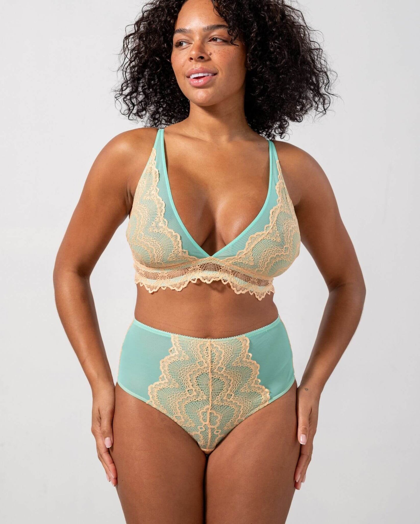 Soutien gorge triangle en matière recyclée | bicolore lace mesh plunge bralette - peach / turquoise