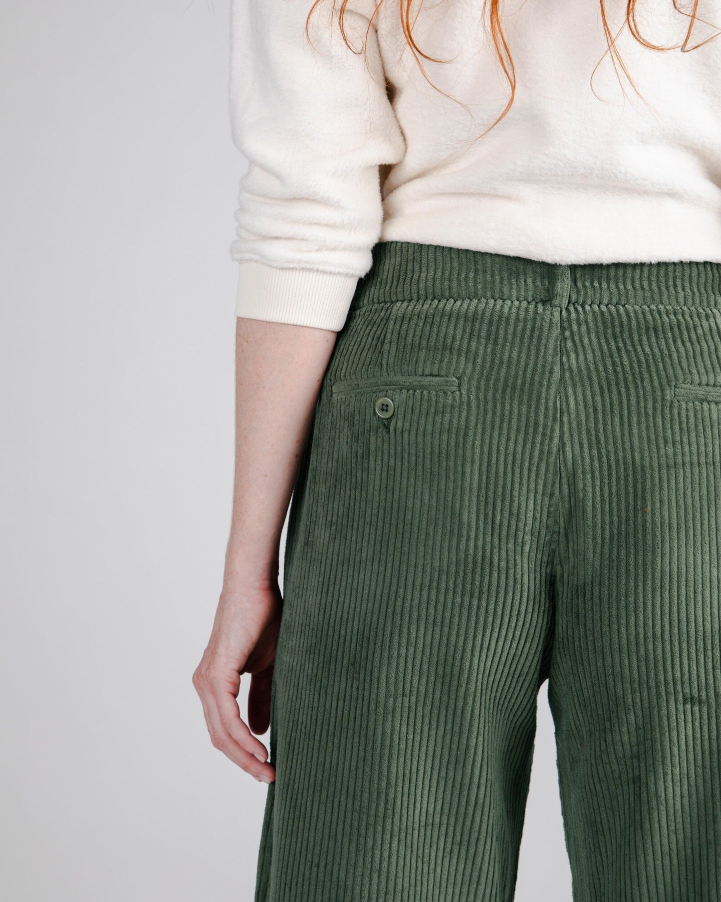 Pantalon en velours côtelé de coton bio | Vert "corduroy pleated pants stone green"