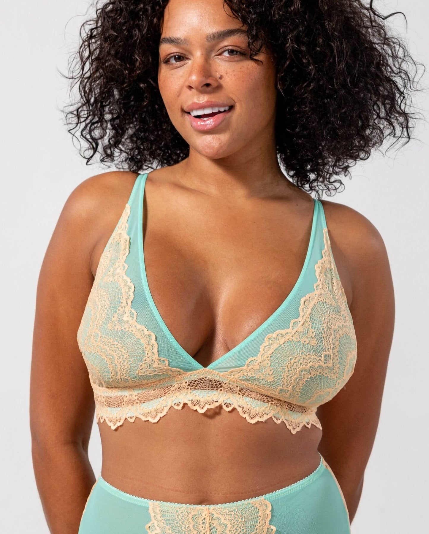 Soutien gorge triangle en matière recyclée | bicolore lace mesh plunge bralette - peach / turquoise