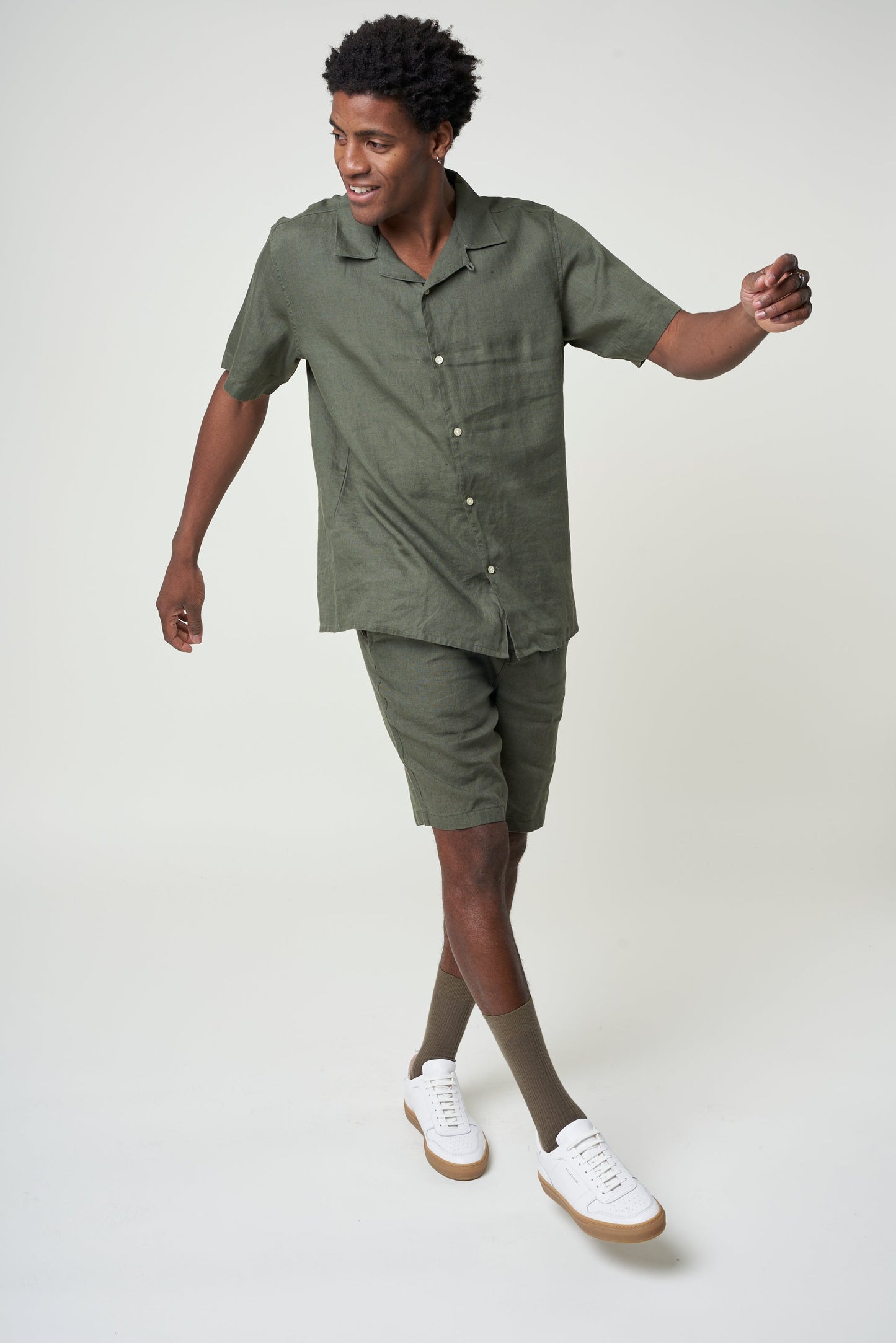 Chemisette olive en lin bio - box fit short sleeved linen burned olive