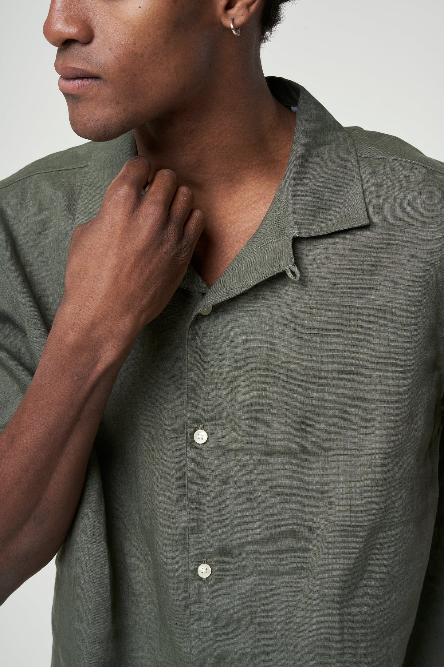 Chemisette olive en lin bio - box fit short sleeved linen burned olive