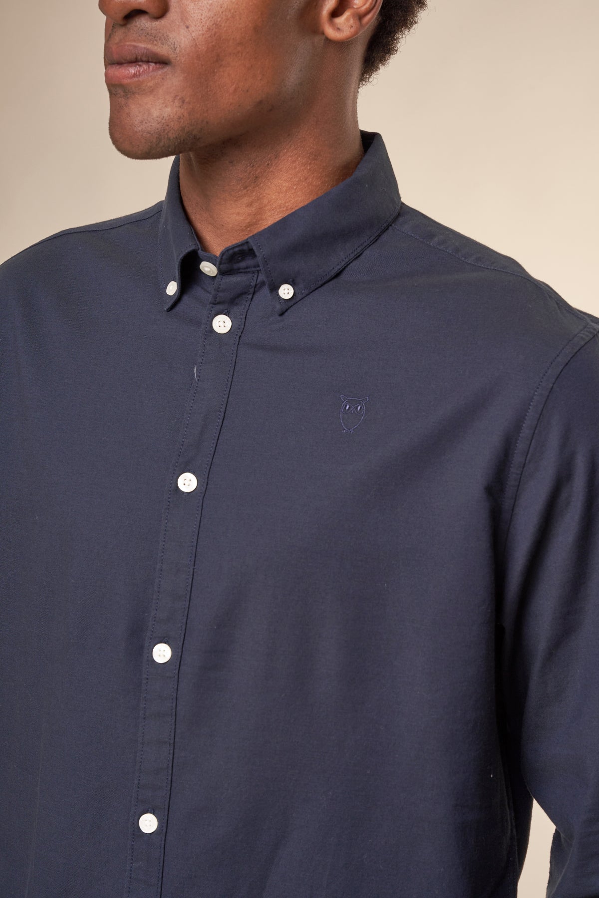 Chemise avec logo en coton bio | Marine "costom tailored oxford shirt total eclipse"