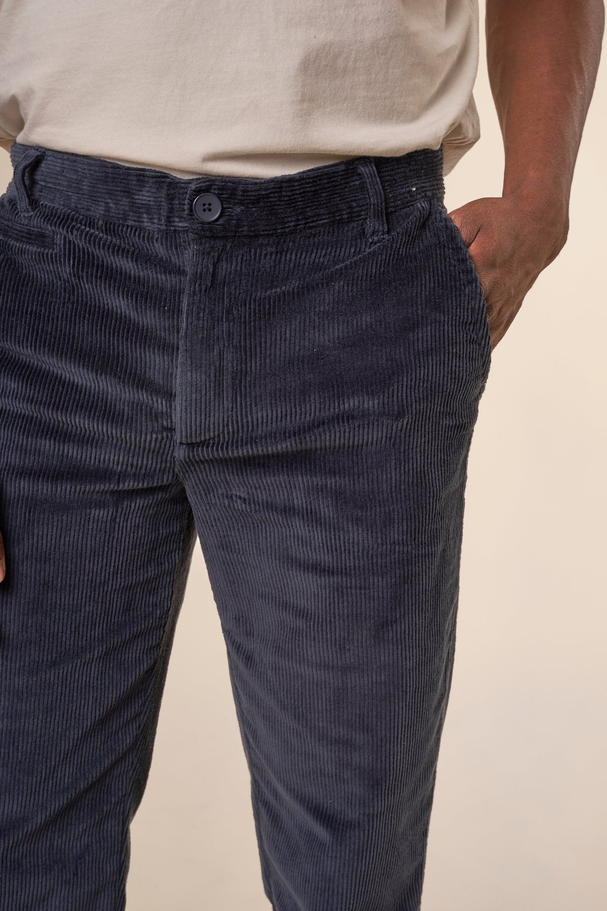 Pantalon chino en velours de coton bio | marine "chuck regular corduroy chino total eclipse"