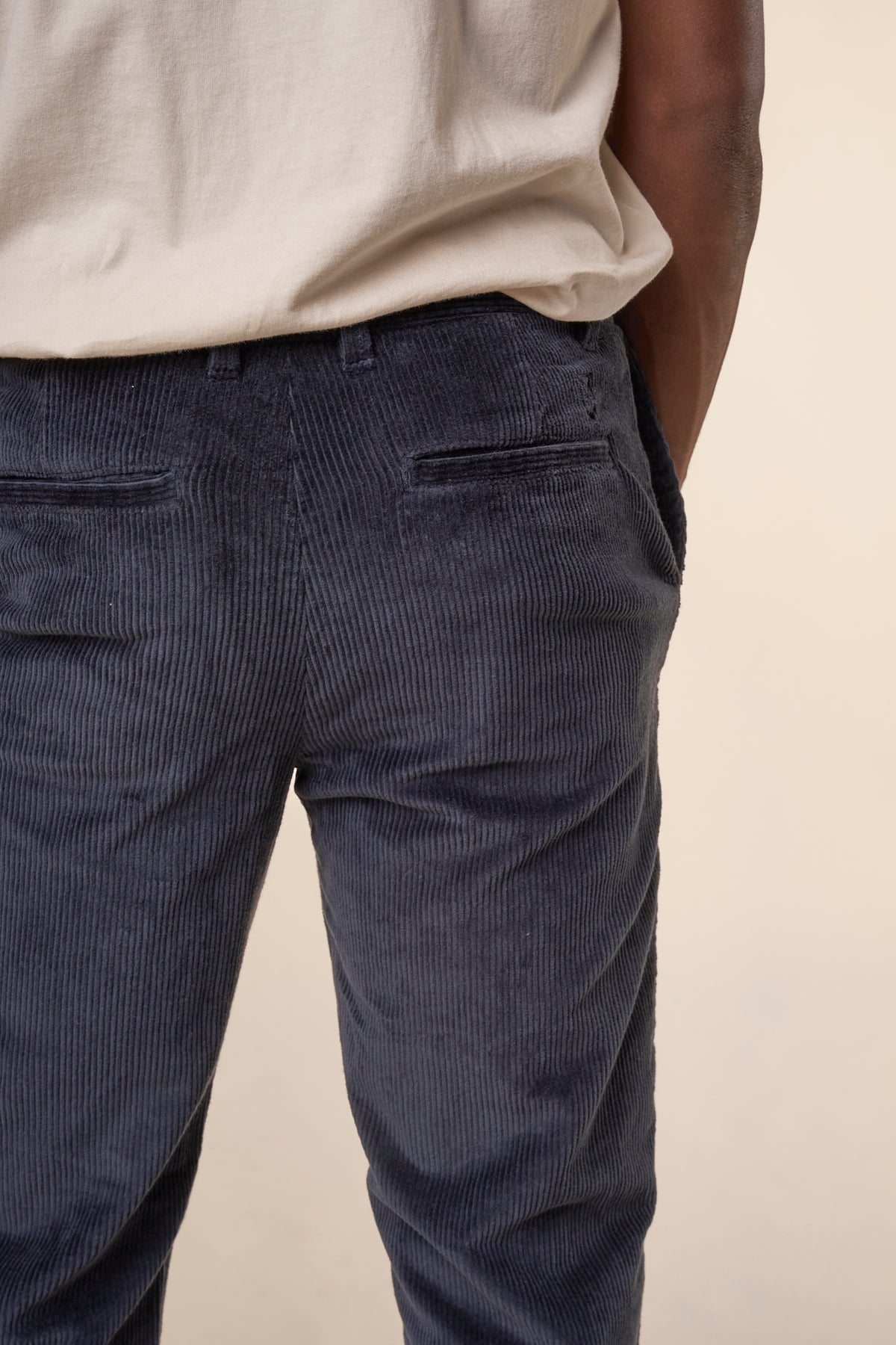 Pantalon chino en velours de coton bio | marine "chuck regular corduroy chino total eclipse"