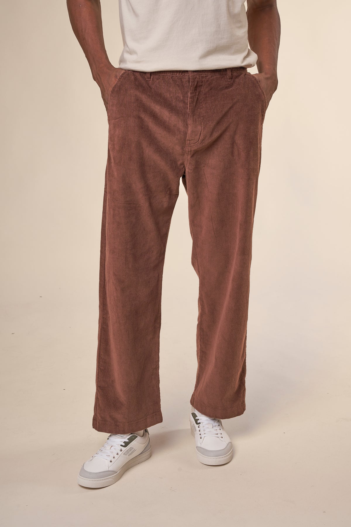Pantalon ample en velours de coton bio | Acajou "flint wide corduroy chino deep mahogany"