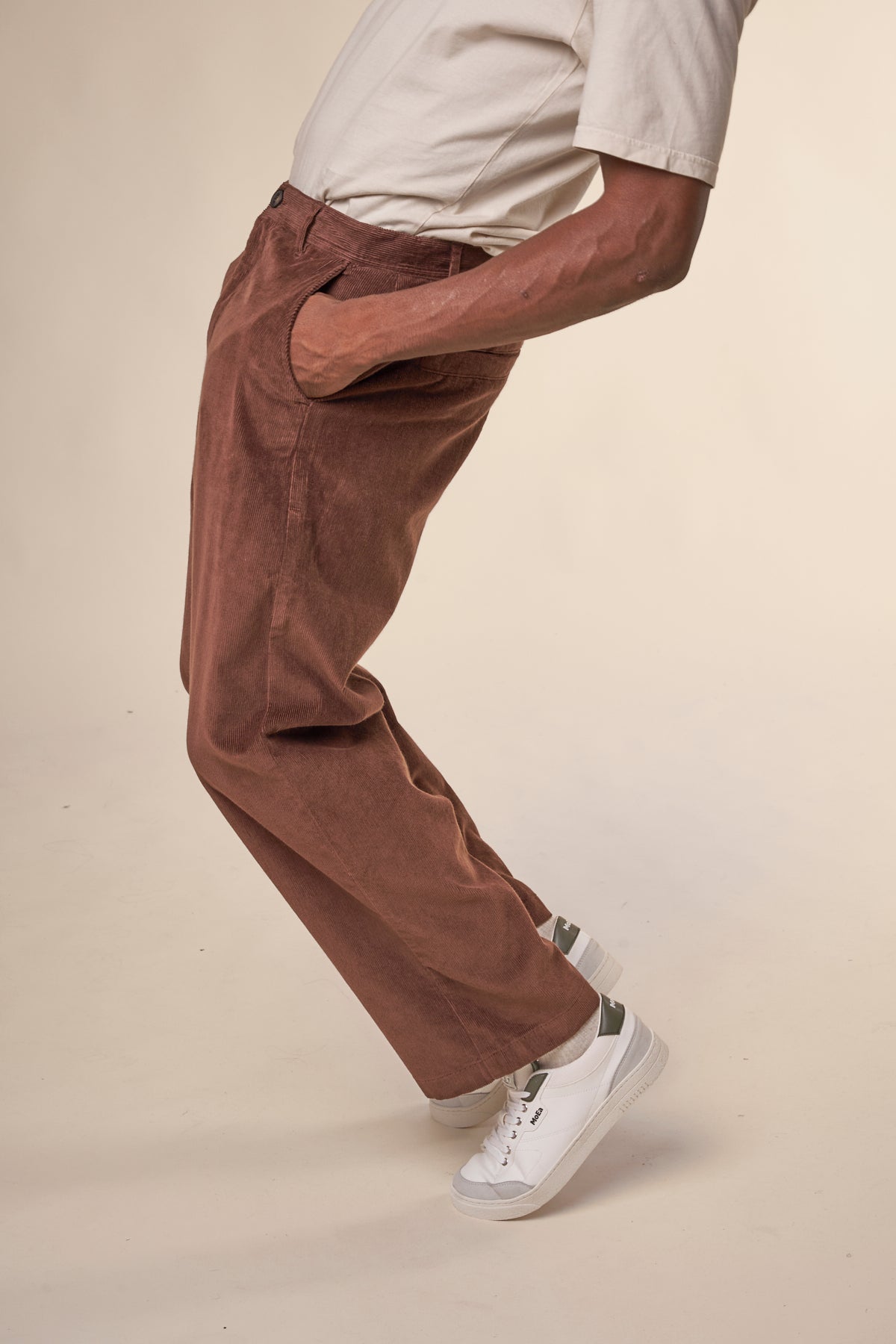 Pantalon ample en velours de coton bio | Acajou "flint wide corduroy chino deep mahogany"