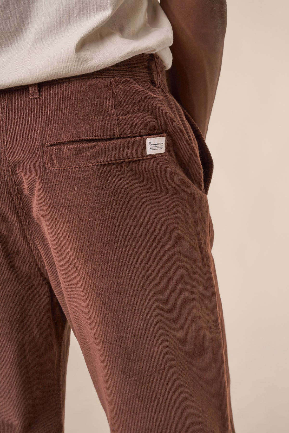 Pantalon ample en velours de coton bio | Acajou "flint wide corduroy chino deep mahogany"