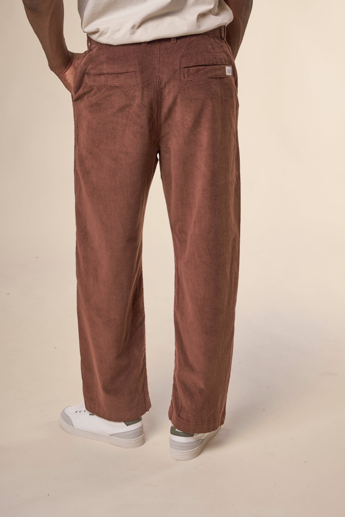 Pantalon ample en velours de coton bio | Acajou "flint wide corduroy chino deep mahogany"
