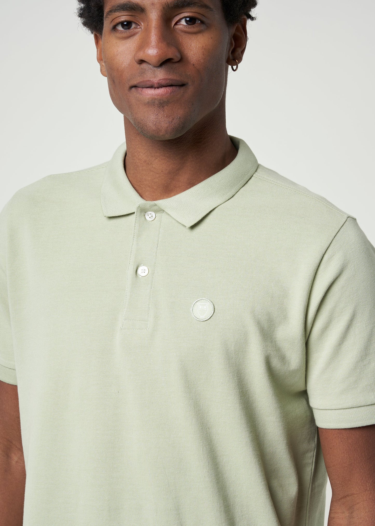 Polo droit vert clair en coton bio - basic badge polo swamp